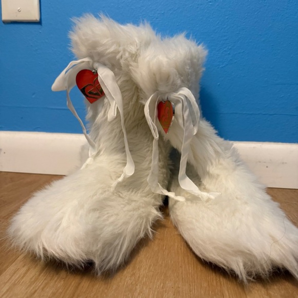 Roxy Sasquatch White Faux Fur Mid-Calf Boots Ribbon Tie Heart Charms Womens L - Picture 2 of 8
